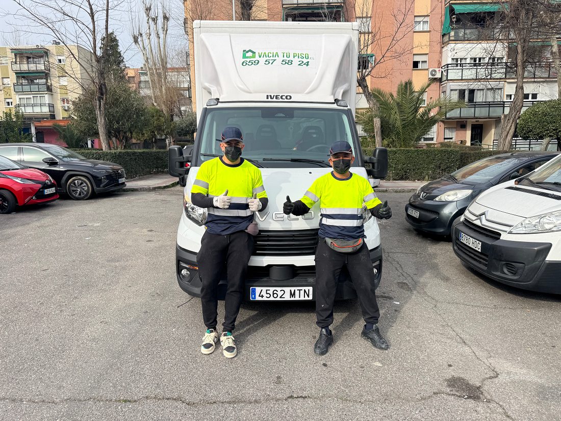 Equipo de Vacía Tu Piso junto al camión tras finalizar el vaciado